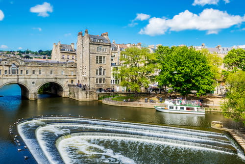 Explore England and Scotland using car rental from easyCar