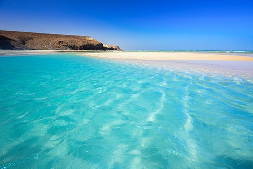 Crystal blue sea in Fuerteventura reached using car hire from easyCar.com