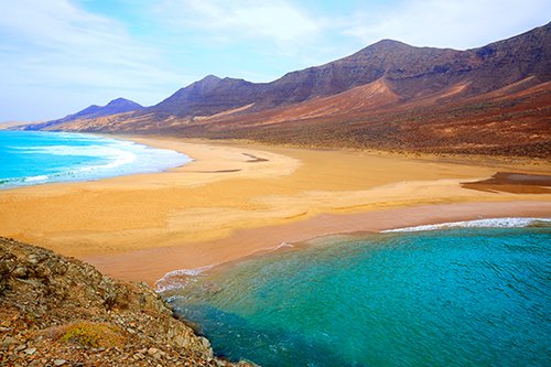 Expansive golden beach in Fuerteventura visited using car hire from easyCar.com