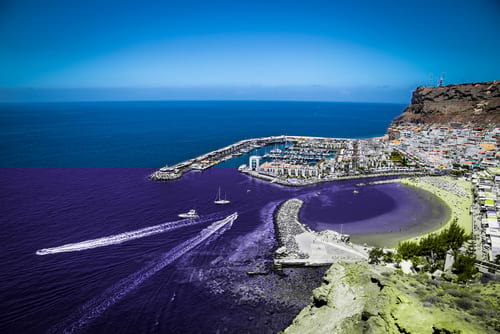 Harbour and sea in Gran Canaria reached using car rental from easyCar