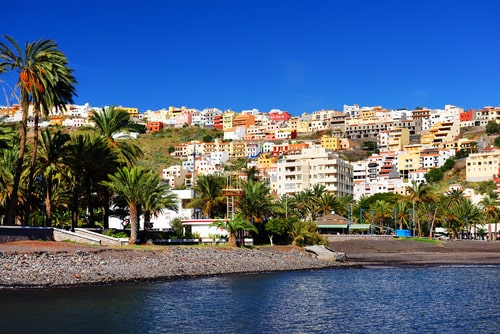 Colourful view of sea and houses in La Gomera, car rental by easyCar