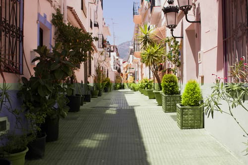 Quaint back streets in Marbella, car rental by easyCar