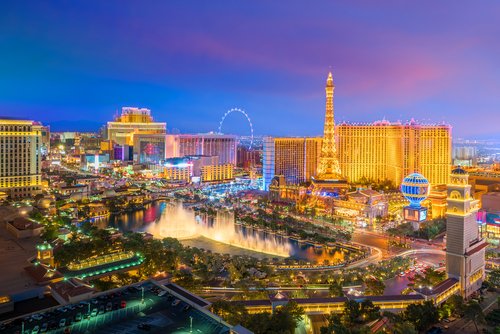 Night view of Las Vegas's bright and dazzling lights, car rental by easyCar