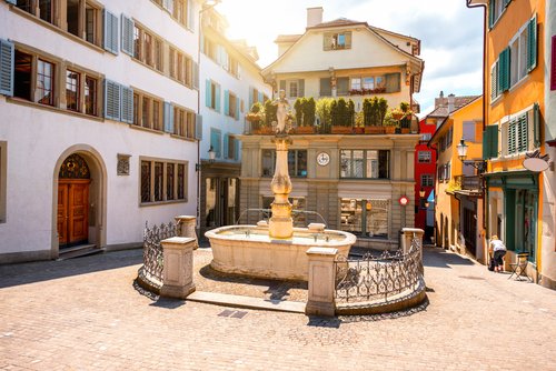 City centre plaza in Zurich, car hire by easyCar
